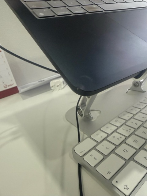 apple macbook air m3 corner