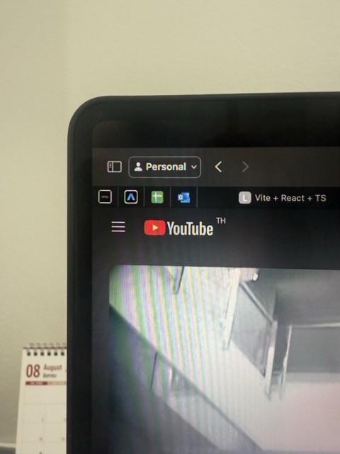 apple macbook air m3 top corner